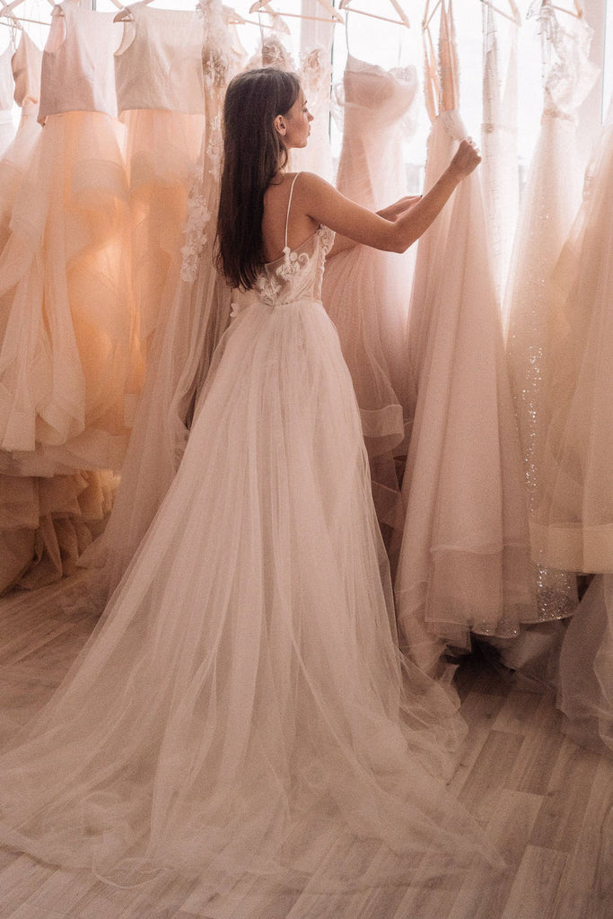 Elegant Mermaid Spaghetti Straps V Neck Lace Appliques Beach Wedding Dresses SK28