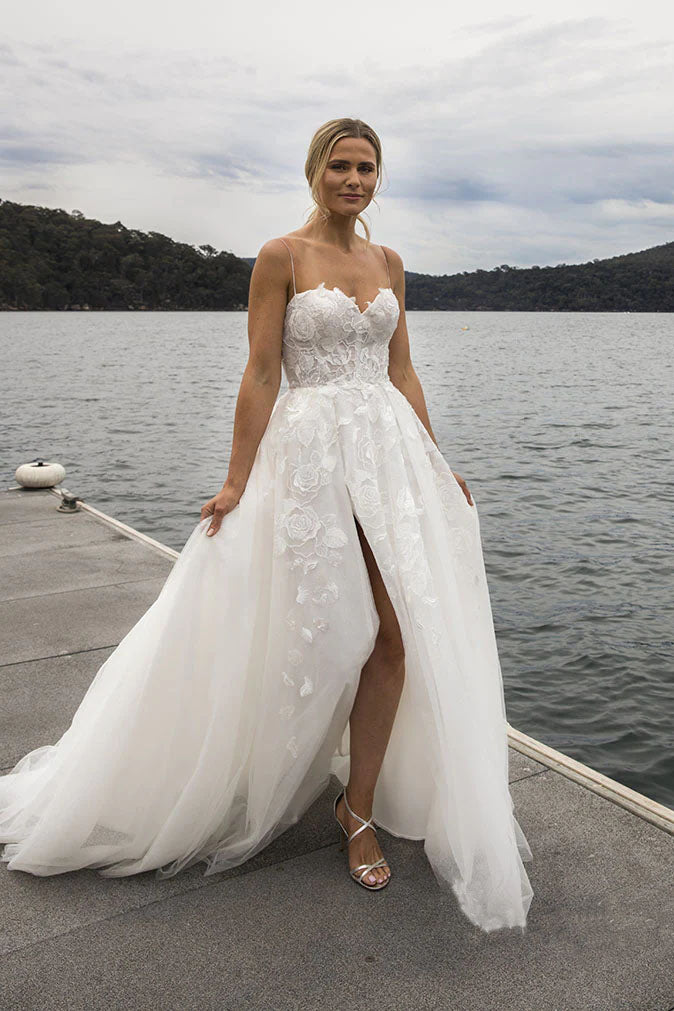 Elegant A Line Spaghetti Straps V Neck Tulle Boho Wedding Dress with Lace Appliques OW0081